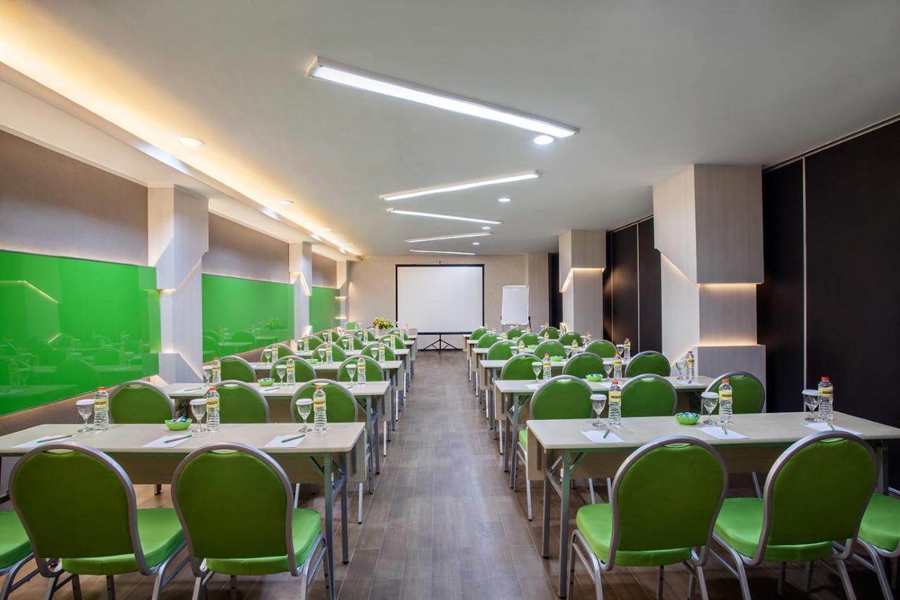 Maxonehotels.Com At Tidar Surabaya Exterior foto